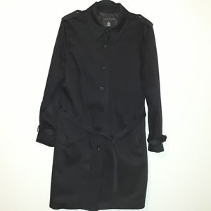 Apostrophe black coat.